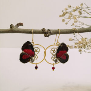 Boucle d’oreille ailes de papillon noir et rouge avec pièces d’horlogerie ancienne