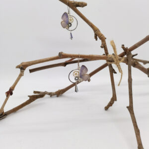 Boucles d'oreille ailes de papillon "Aponi"- Lavande avec pièces d’horlogerie ancienne