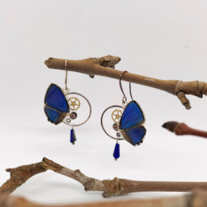 Boucle d’oreille ailes de papillon "Minimago" Arhopala avec pièces d’horlogerie ancienne