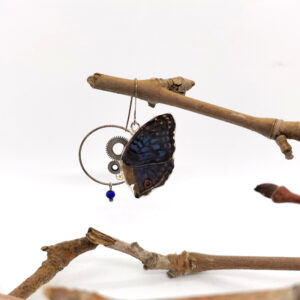 Boucle d’oreille ailes de papillon Rhadama Bali avec pièces d’horlogerie ancienne