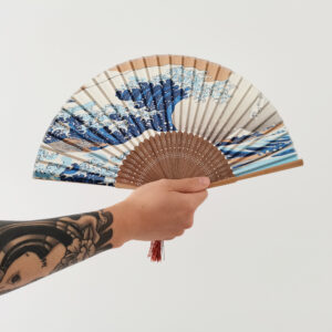 Eventail pliable en bambou et soie "la grande vague de Kanagawa"