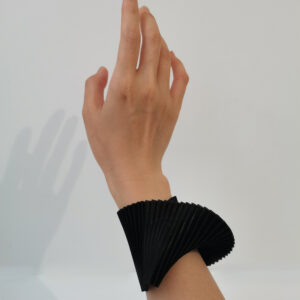 Bracelet plissé Minimum design par Alexandra Tsoukala