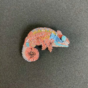 Broche brodée Caméléon avec des mini perles