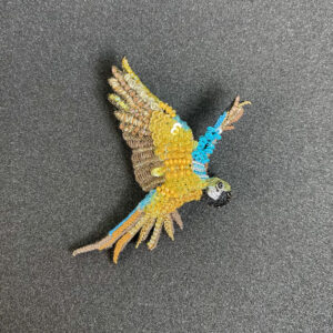 Broche brodée Perroquet avec des mini perles