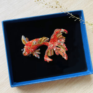 Broche carpe brodée à la main