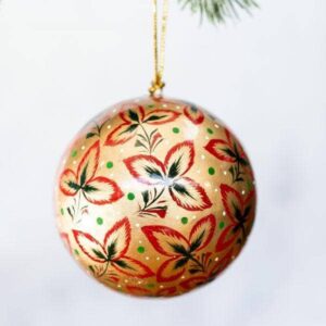 Ornement de Noël en or avec trois feuilles rouges