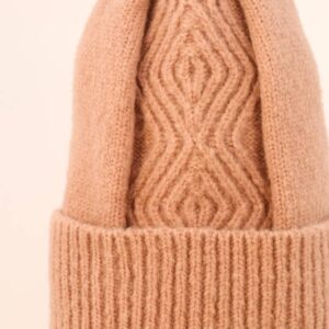 Bonnet pompon chaud couleur rose pétale