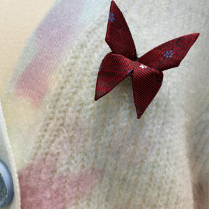 Broche papillon en cravate recyclée bordeau
