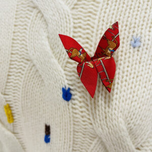 Broche papillon en cravate recyclée rouge