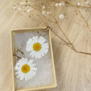 Boucle d’oreille chrysanthème blanc