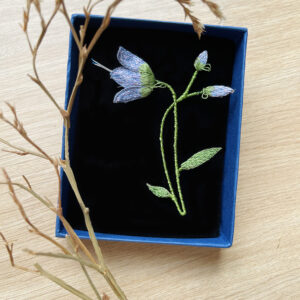 Broche belle fleur brodée à la main