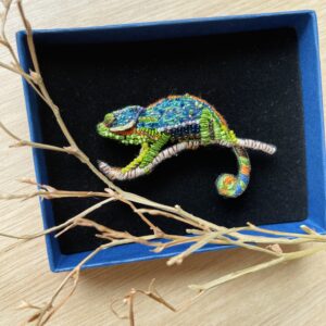 Broche caméléon brodée à la main