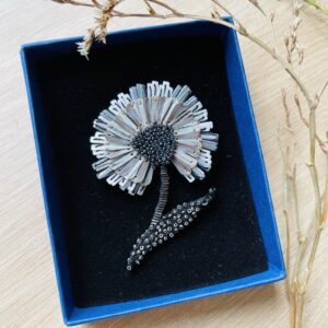 Broche fleur brodée à la main
