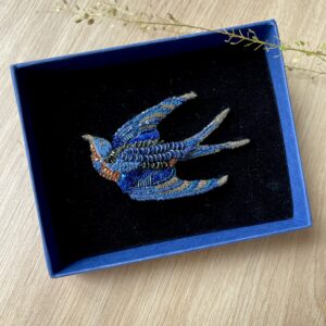 Broche hirodelle brodée à la main