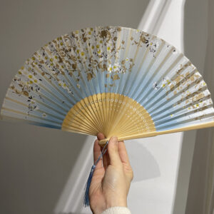 Eventail pliable sakura bleu ciel en bambou et soie