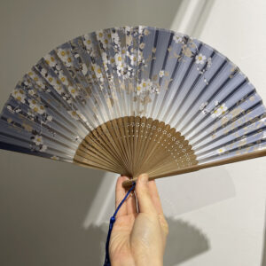 Eventail pliable sakura gris bleu en bambou et soie