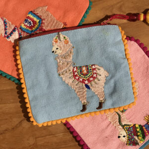 Pochette zippé bleu ciel avec motif de lama brodé