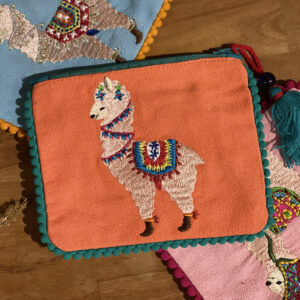 Pochette zippé saumon avec motif de lama brodé