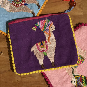 Pochette zippé violette avec motif de lama brodé